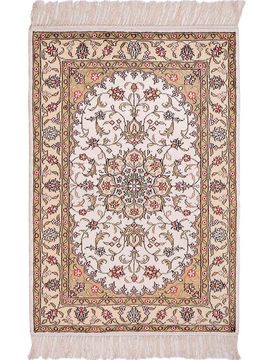 Feiner, handgeknüpfter, chinesischer Orientteppich mit Ghom Design aus Kunstseide, weiß, creme. 91x61 cm. Verkauf durch Jupiter Intl.