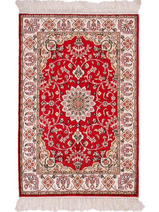 Feiner, handgeknüpfter, chinesischer Orientteppich mit Ghom Design aus Kunstseide, rot, creme, weiß. 91x62 cm. Verkauf durch Jupiter Intl.