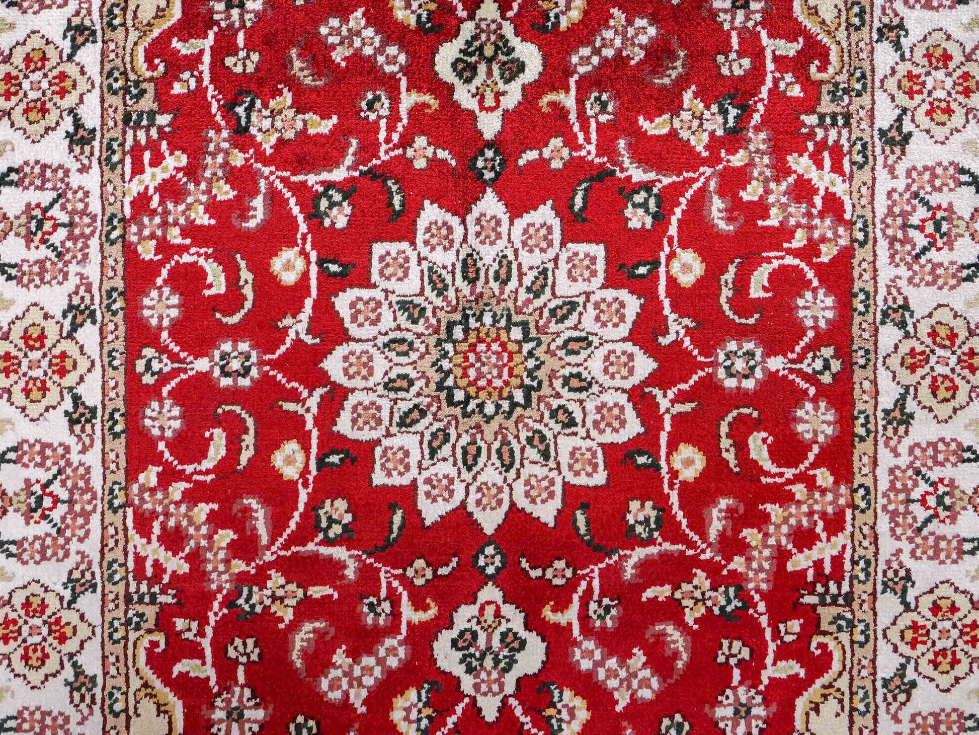 Feiner, handgeknüpfter, chinesischer Orientteppich mit Ghom Design aus Kunstseide, rot, creme, weiß. 91x62 cm. Verkauf durch Jupiter Intl.