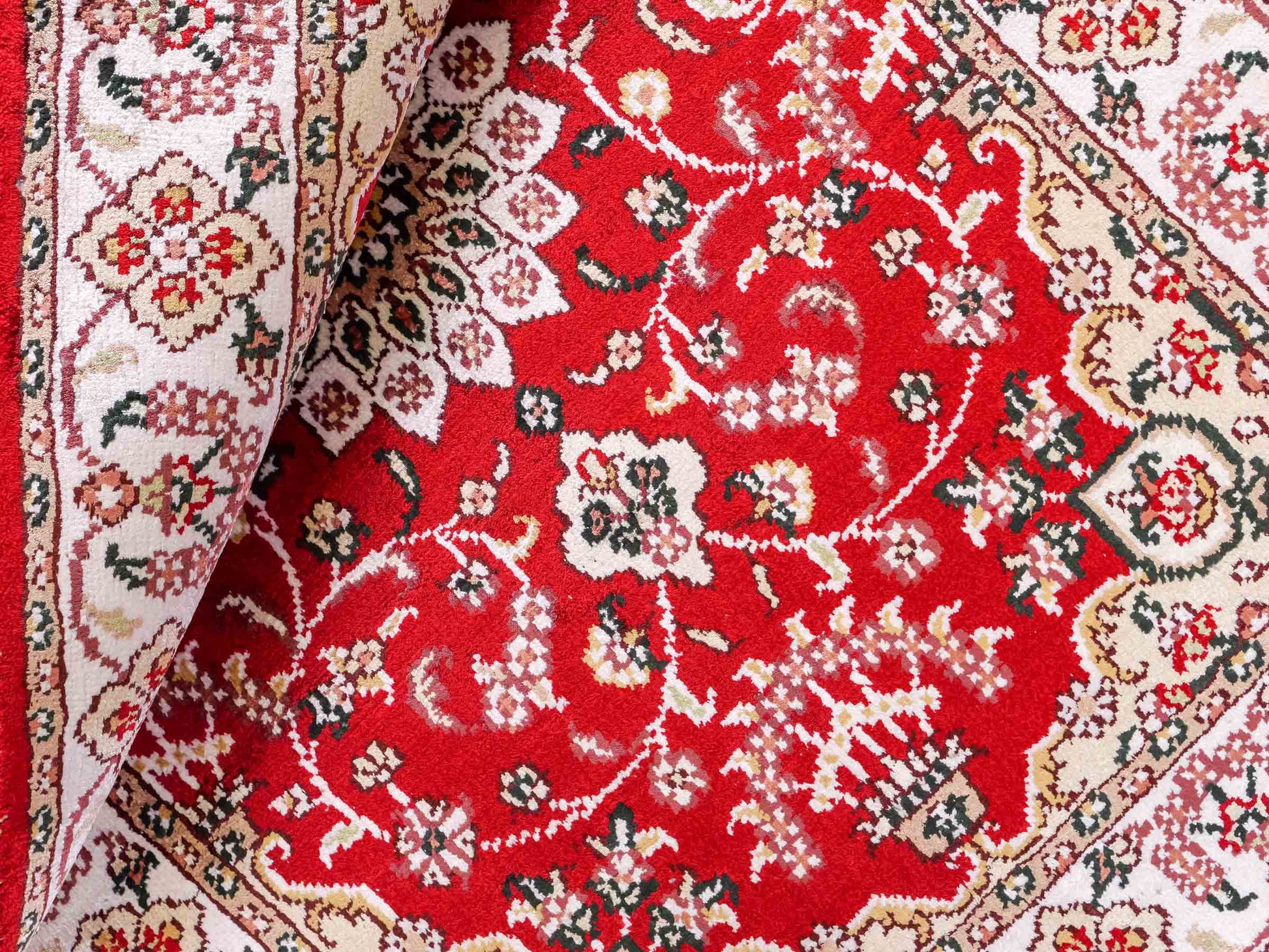 Feiner, handgeknüpfter, chinesischer Orientteppich mit Ghom Design aus Kunstseide, rot, creme, weiß. 91x62 cm. Verkauf durch Jupiter Intl.