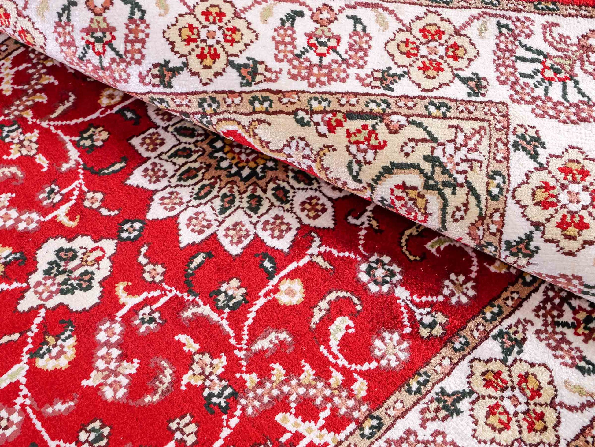Feiner, handgeknüpfter, chinesischer Orientteppich mit Ghom Design aus Kunstseide, rot, creme, weiß. 91x62 cm. Verkauf durch Jupiter Intl.