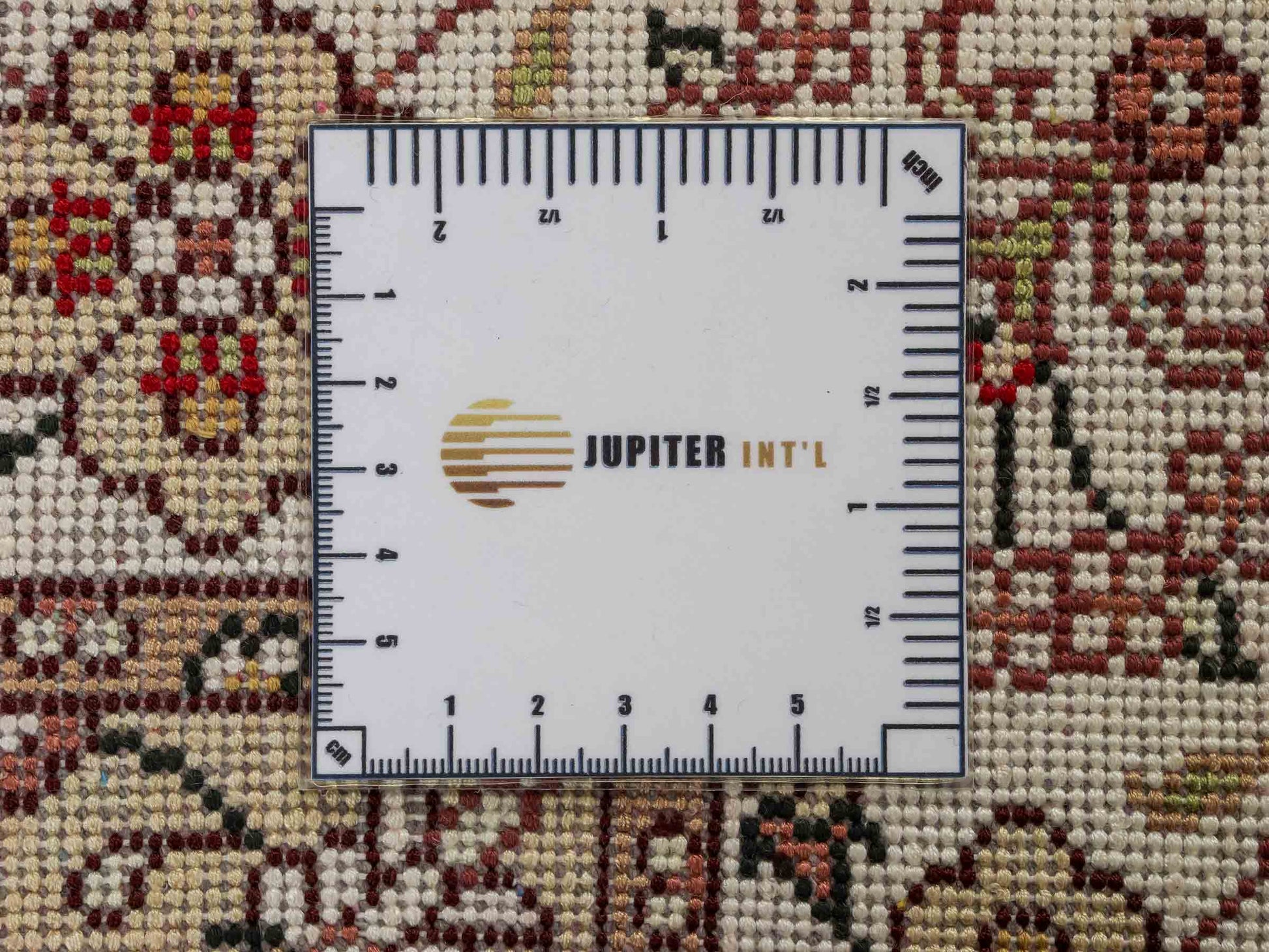 Feiner, handgeknüpfter, chinesischer Orientteppich mit Ghom Design aus Kunstseide, rot, creme, weiß. 91x62 cm. Verkauf durch Jupiter Intl.