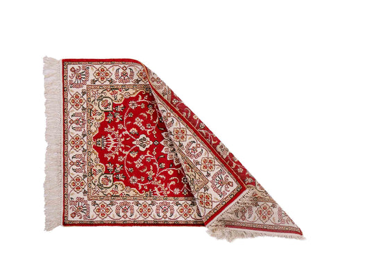 Feiner, handgeknüpfter, chinesischer Orientteppich mit Ghom Design aus Kunstseide, rot, creme, weiß. 91x62 cm. Verkauf durch Jupiter Intl.