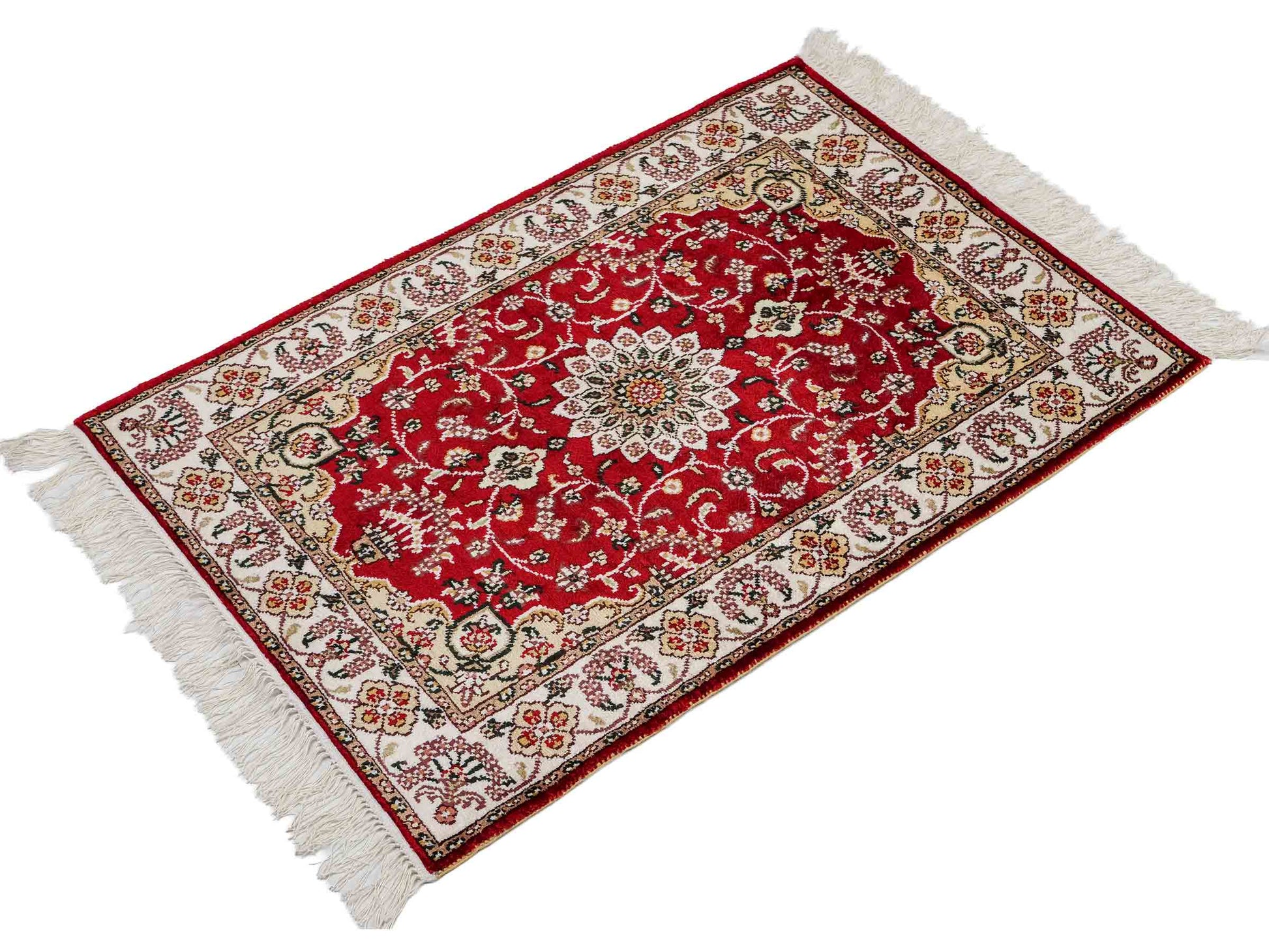 Feiner, handgeknüpfter, chinesischer Orientteppich mit Ghom Design aus Kunstseide, rot, creme, weiß. 91x62 cm. Verkauf durch Jupiter Intl.