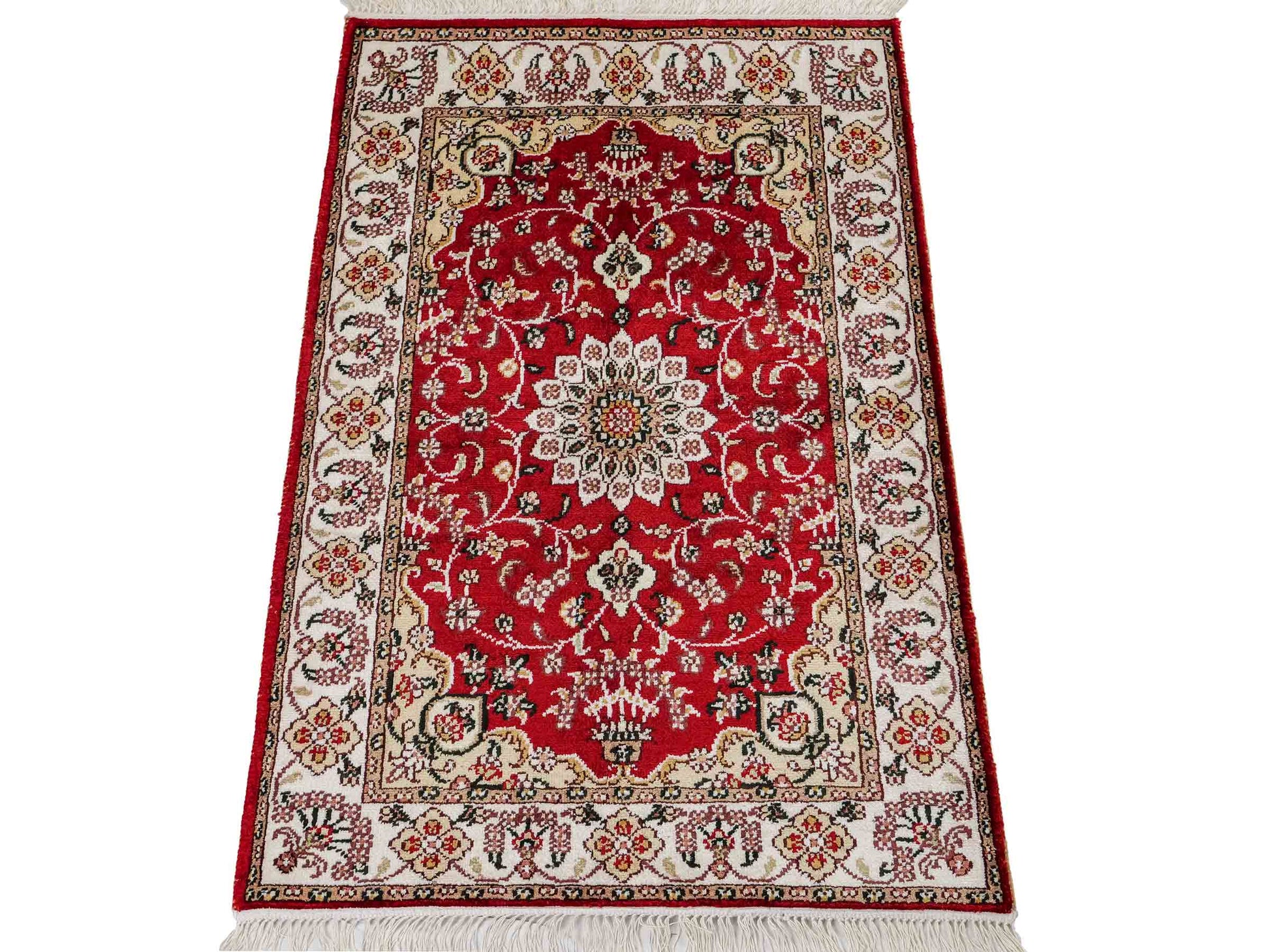 Feiner, handgeknüpfter, chinesischer Orientteppich mit Ghom Design aus Kunstseide, rot, creme, weiß. 91x62 cm. Verkauf durch Jupiter Intl.