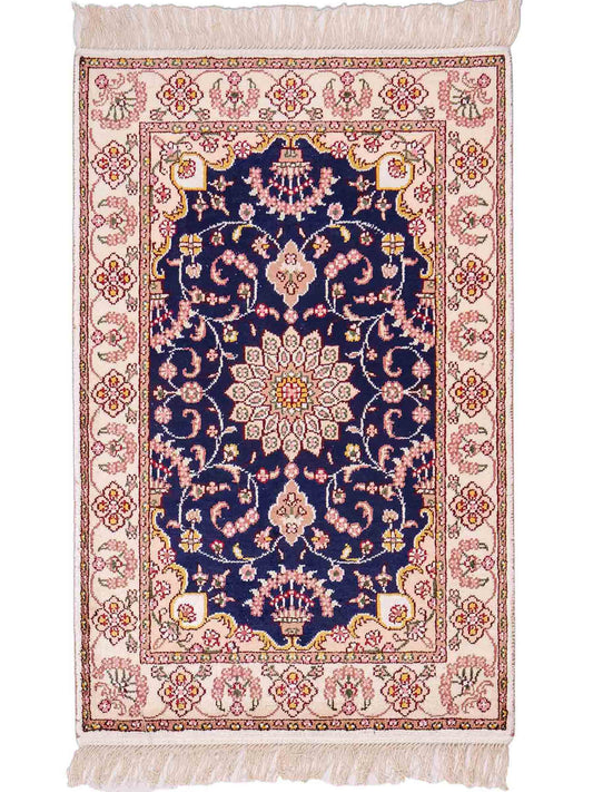 Feiner, handgeknüpfter, chinesischer Orientteppich mit Ghom Design aus Kunstseide, blau, creme, weiß. 92x60 cm. Verkauf durch Jupiter Intl.