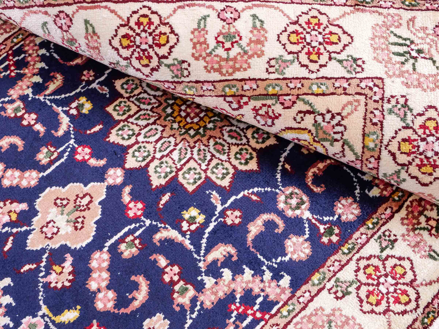 Feiner, handgeknüpfter, chinesischer Orientteppich mit Ghom Design aus Kunstseide, blau, creme, weiß. 92x60 cm. Verkauf durch Jupiter Intl.
