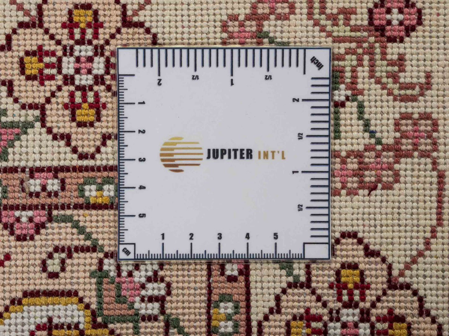 Feiner, handgeknüpfter, chinesischer Orientteppich mit Ghom Design aus Kunstseide, blau, creme, weiß. 92x60 cm. Verkauf durch Jupiter Intl.