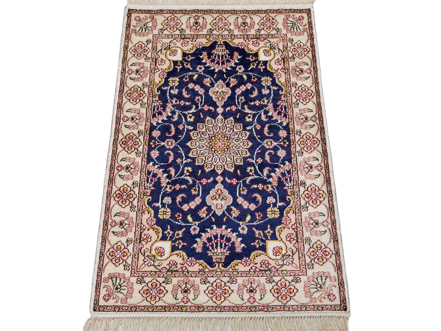Feiner, handgeknüpfter, chinesischer Orientteppich mit Ghom Design aus Kunstseide, blau, creme, weiß. 92x60 cm. Verkauf durch Jupiter Intl.