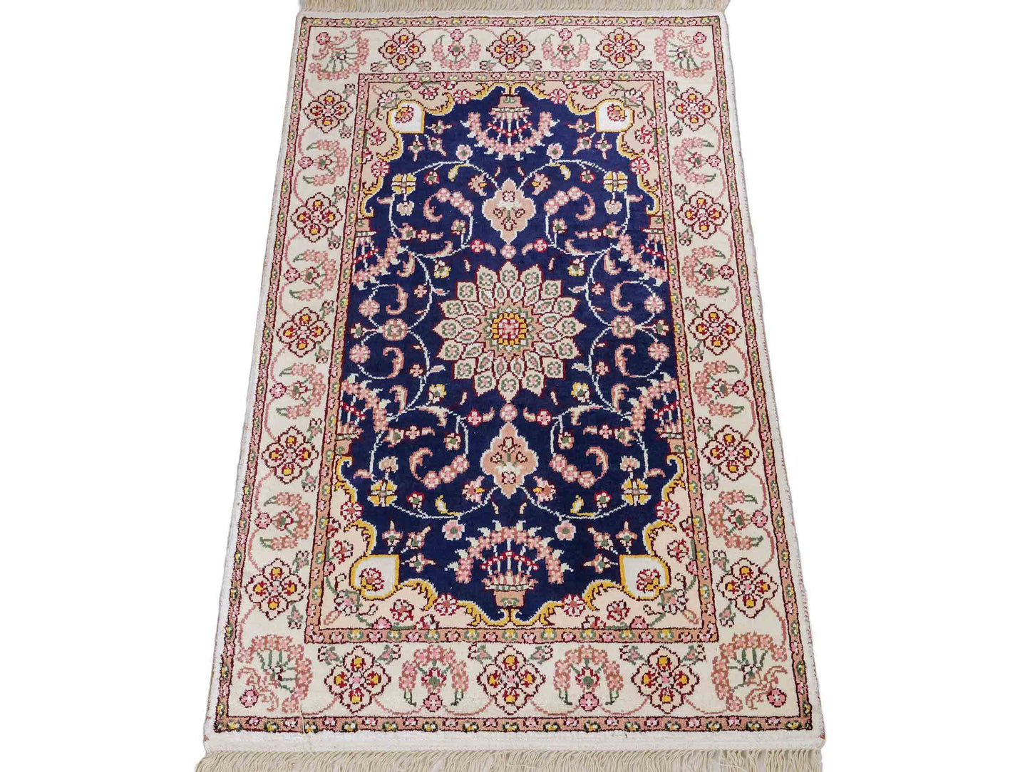 Feiner, handgeknüpfter, chinesischer Orientteppich mit Ghom Design aus Kunstseide, blau, creme, weiß. 92x60 cm. Verkauf durch Jupiter Intl.