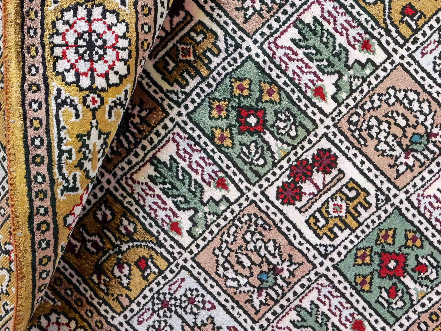 Feiner, handgeknüpfter, chinesischer Orientteppich mit Ghom Design aus Kunstseide, braun, oliv. 92x62 cm. Verkauf durch Jupiter Intl.