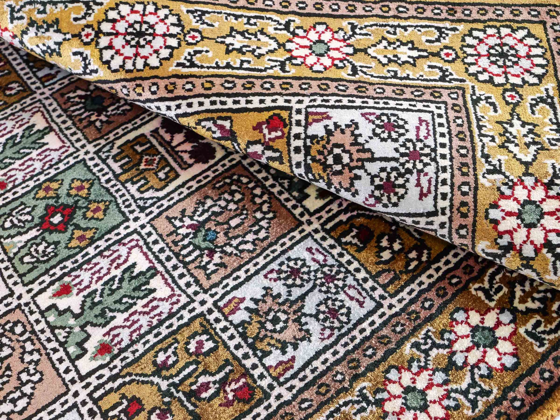 Feiner, handgeknüpfter, chinesischer Orientteppich mit Ghom Design aus Kunstseide, braun, oliv. 92x62 cm. Verkauf durch Jupiter Intl.