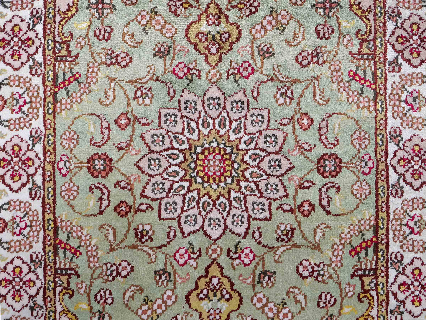 Feiner, handgeknüpfter, chinesischer Orientteppich mit Ghom Design aus Kunstseide, grün, creme, weiß. 92x63 cm. Verkauf durch Jupiter Intl.