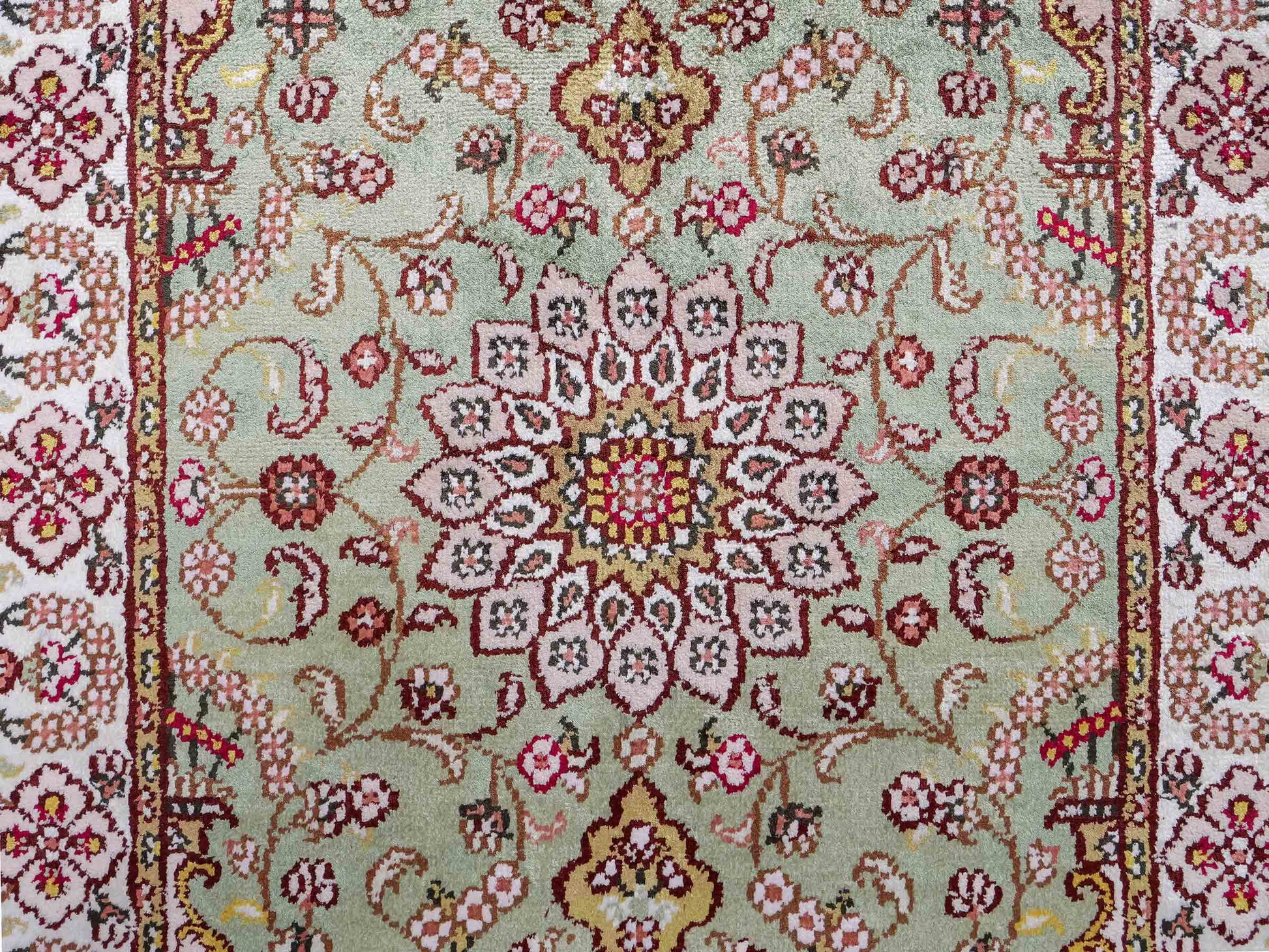 Feiner, handgeknüpfter, chinesischer Orientteppich mit Ghom Design aus Kunstseide, grün, creme, weiß. 92x63 cm. Verkauf durch Jupiter Intl.
