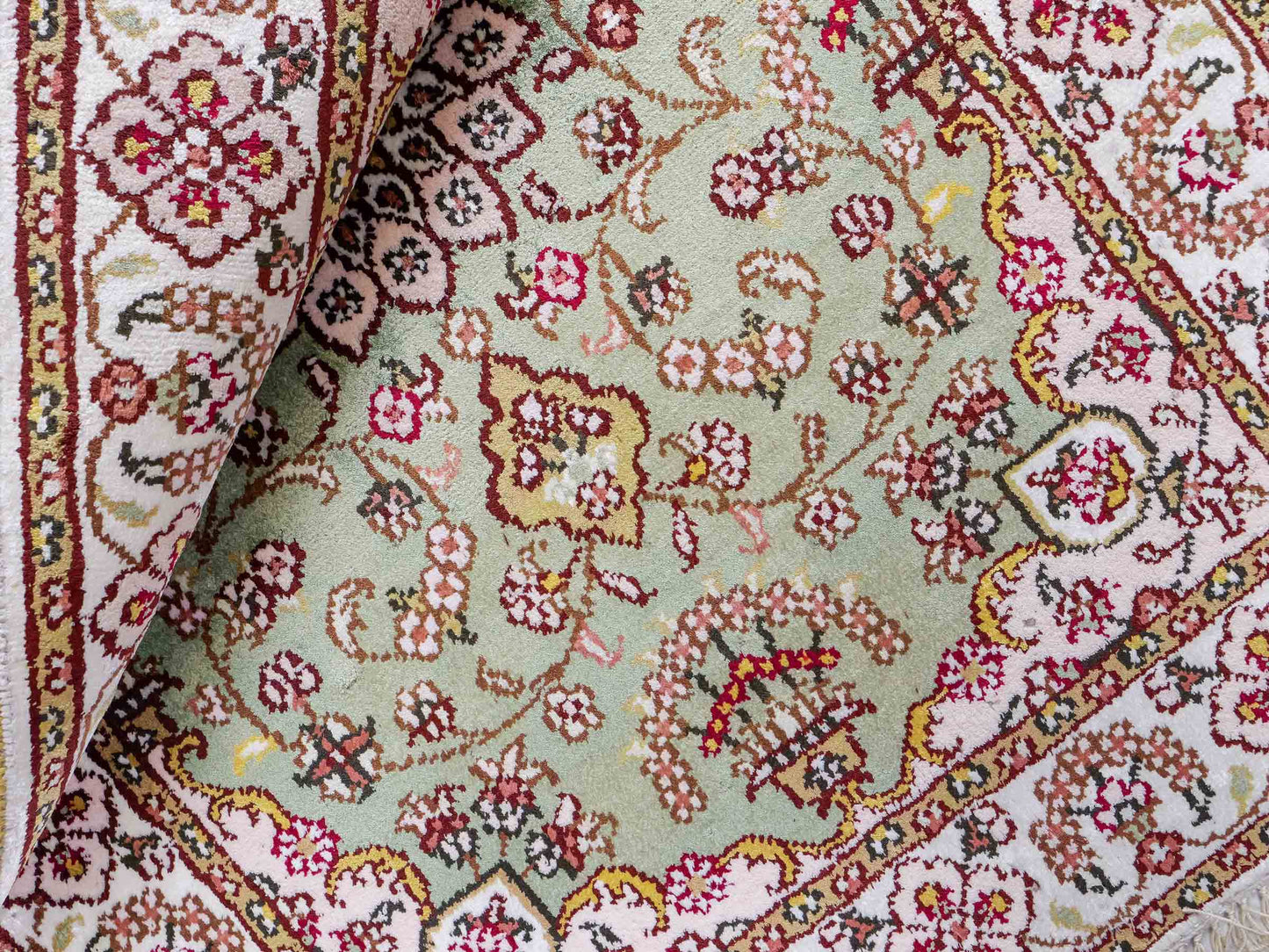 Feiner, handgeknüpfter, chinesischer Orientteppich mit Ghom Design aus Kunstseide, grün, creme, weiß. 92x63 cm. Verkauf durch Jupiter Intl.