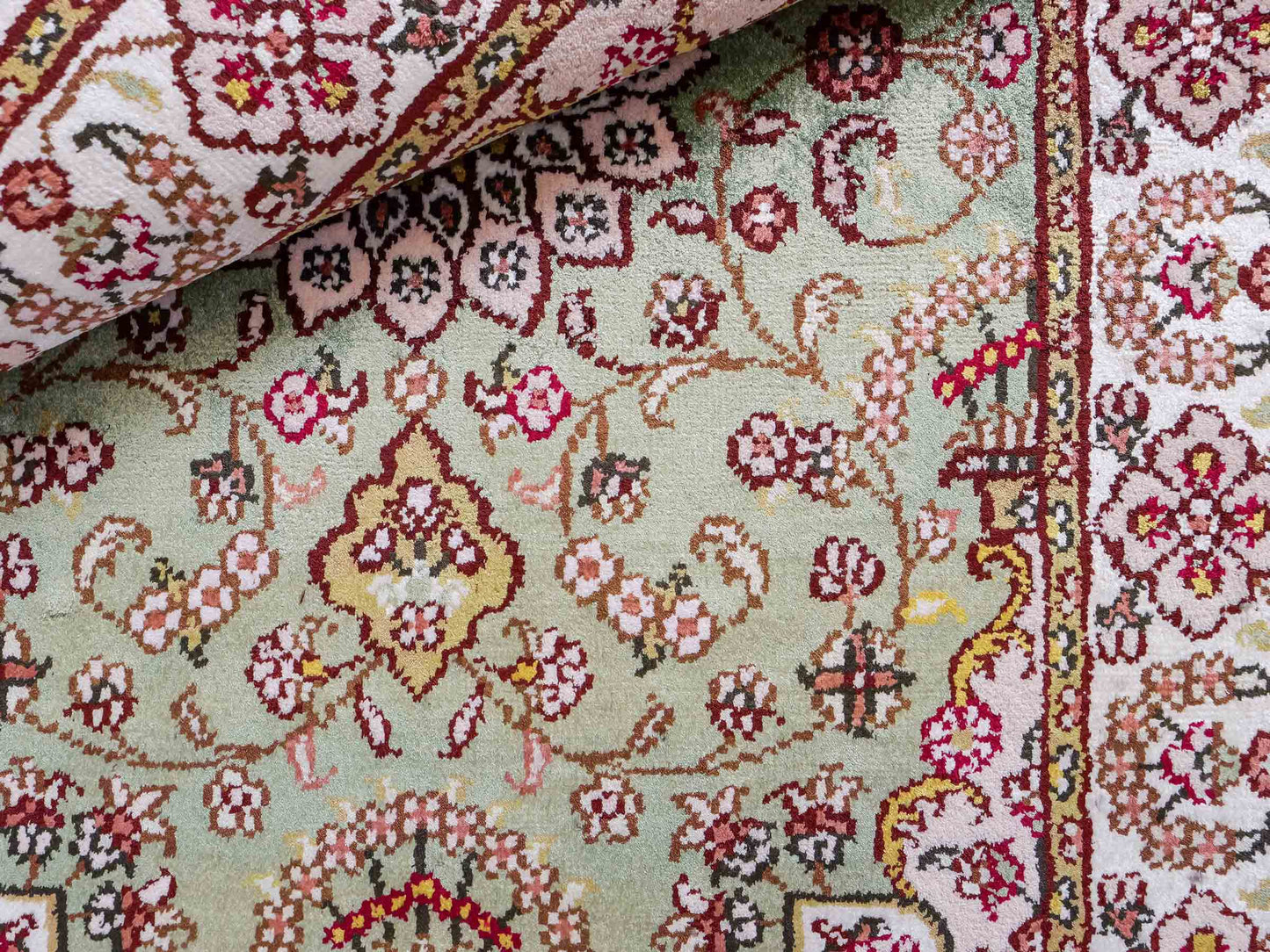Feiner, handgeknüpfter, chinesischer Orientteppich mit Ghom Design aus Kunstseide, grün, creme, weiß. 92x63 cm. Verkauf durch Jupiter Intl.