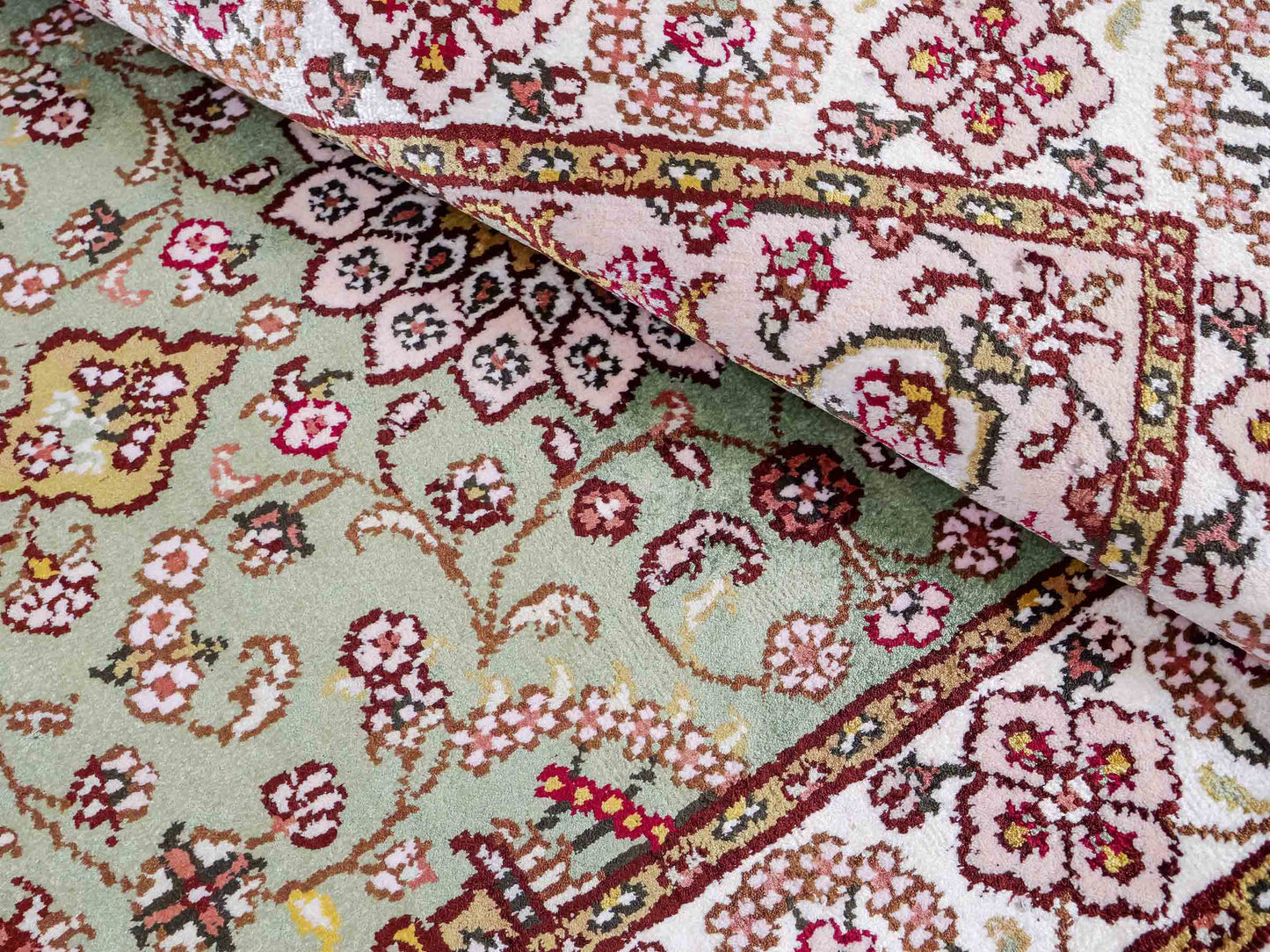 Feiner, handgeknüpfter, chinesischer Orientteppich mit Ghom Design aus Kunstseide, grün, creme, weiß. 92x63 cm. Verkauf durch Jupiter Intl.