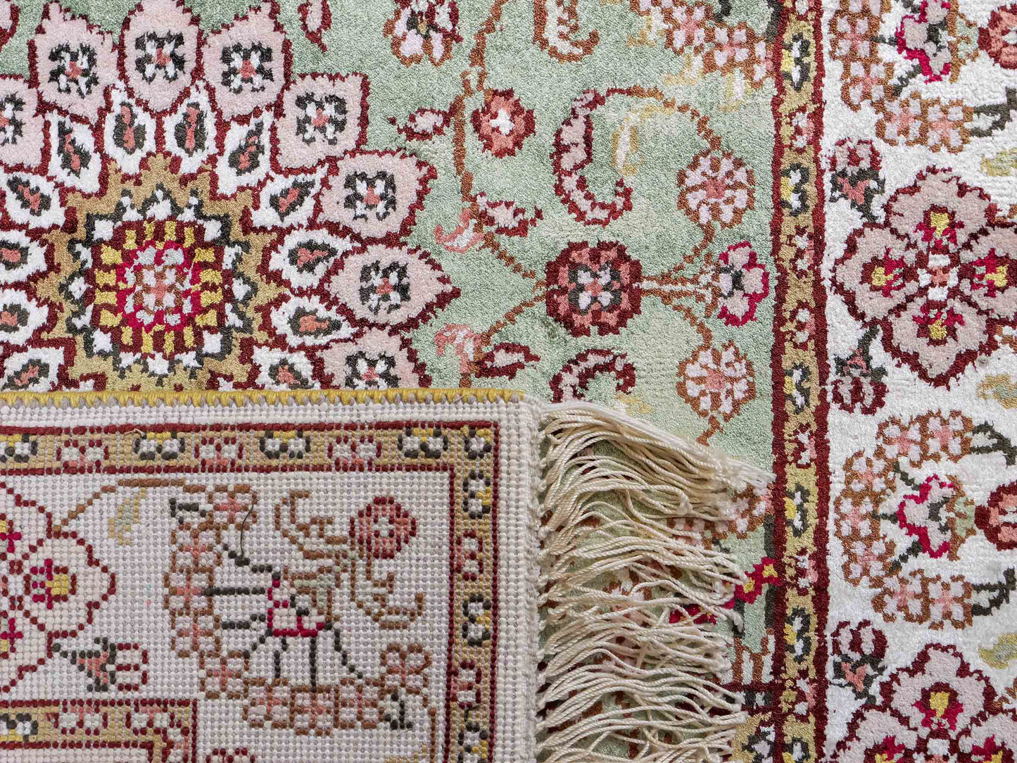 Feiner, handgeknüpfter, chinesischer Orientteppich mit Ghom Design aus Kunstseide, grün, creme, weiß. 92x63 cm. Verkauf durch Jupiter Intl.