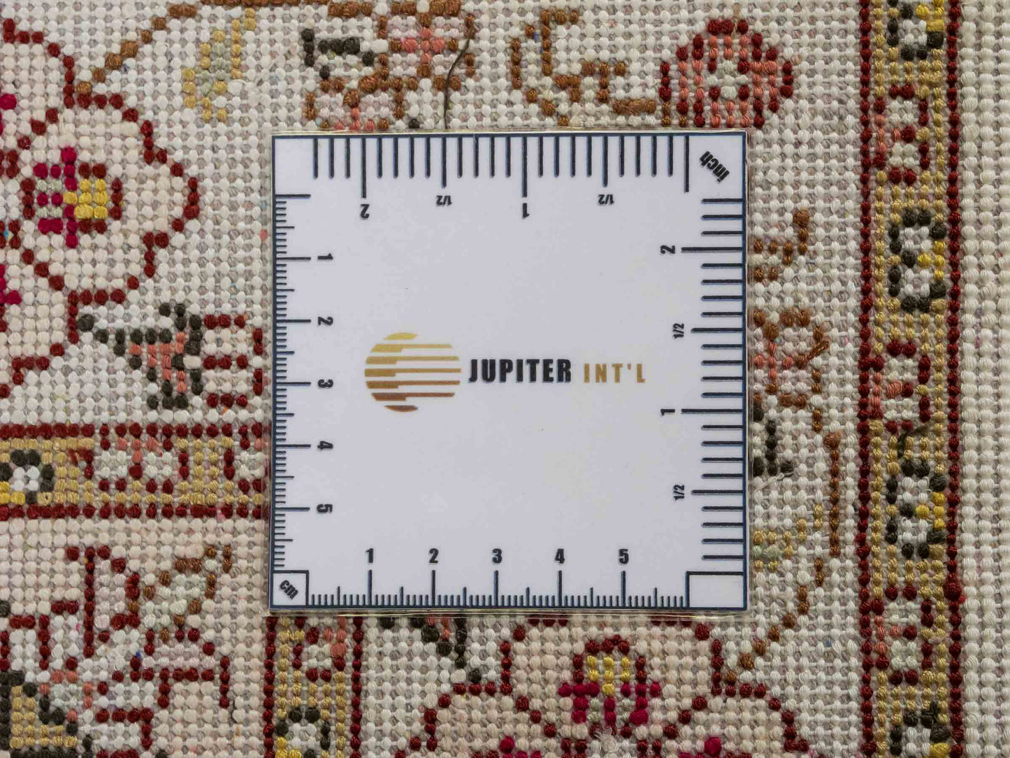 Feiner, handgeknüpfter, chinesischer Orientteppich mit Ghom Design aus Kunstseide, grün, creme, weiß. 92x63 cm. Verkauf durch Jupiter Intl.