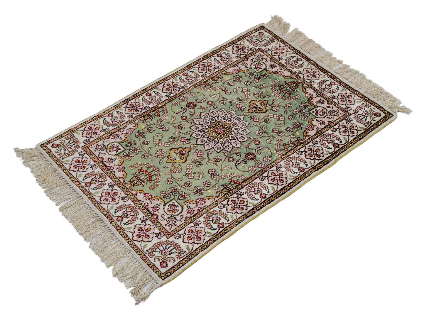 Feiner, handgeknüpfter, chinesischer Orientteppich mit Ghom Design aus Kunstseide, grün, creme, weiß. 92x63 cm. Verkauf durch Jupiter Intl.