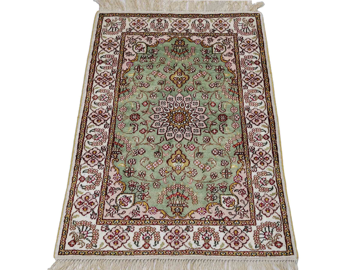 Feiner, handgeknüpfter, chinesischer Orientteppich mit Ghom Design aus Kunstseide, grün, creme, weiß. 92x63 cm. Verkauf durch Jupiter Intl.