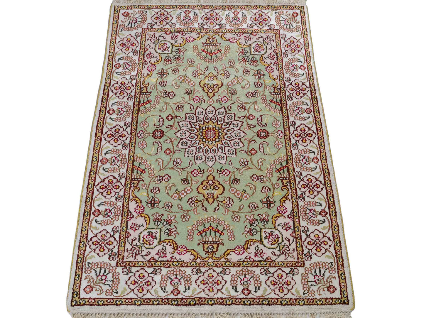 Feiner, handgeknüpfter, chinesischer Orientteppich mit Ghom Design aus Kunstseide, grün, creme, weiß. 92x63 cm. Verkauf durch Jupiter Intl.