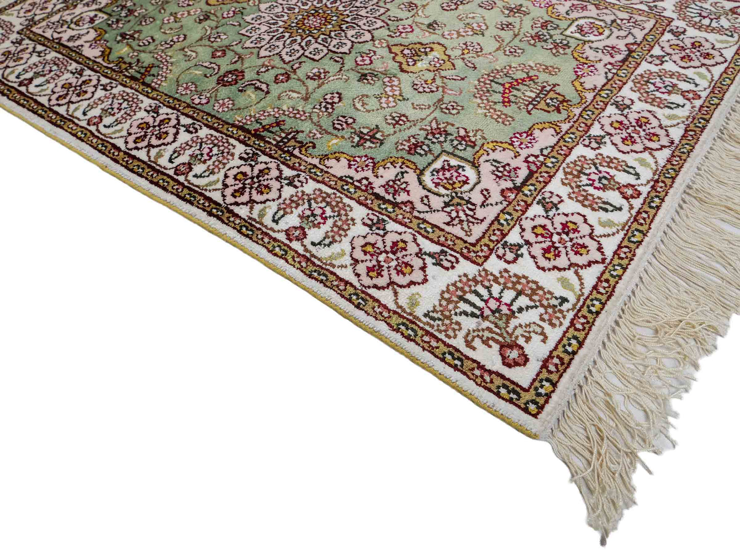 Feiner, handgeknüpfter, chinesischer Orientteppich mit Ghom Design aus Kunstseide, grün, creme, weiß. 92x63 cm. Verkauf durch Jupiter Intl.