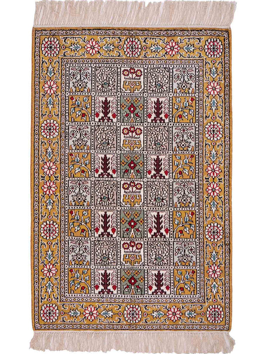 Feiner, handgeknüpfter, chinesischer Orientteppich mit Ghom Design aus Kunstseide, braun, oliv. 92x63 cm. Verkauf durch Jupiter Intl.