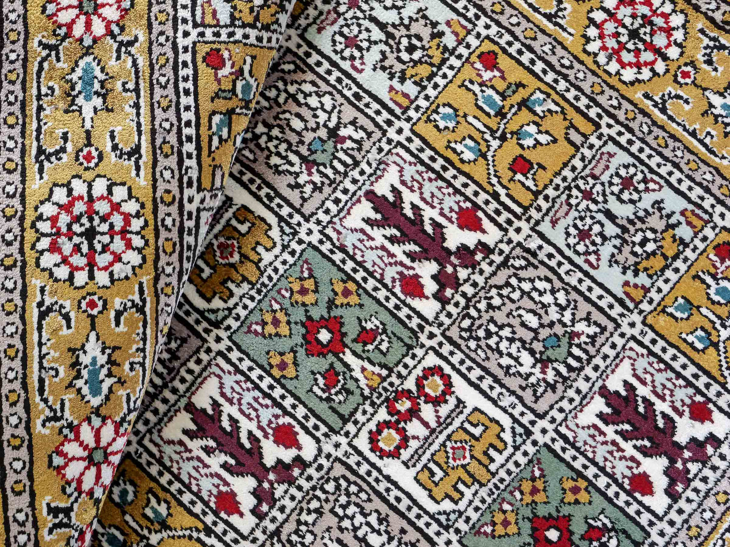 Feiner, handgeknüpfter, chinesischer Orientteppich mit Ghom Design aus Kunstseide, braun, oliv. 92x63 cm. Verkauf durch Jupiter Intl.