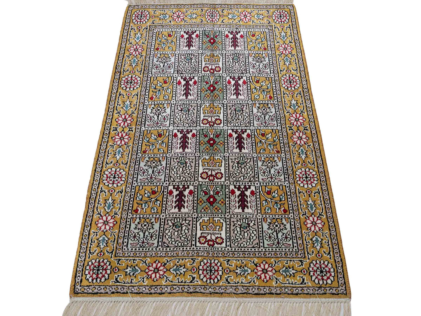 Feiner, handgeknüpfter, chinesischer Orientteppich mit Ghom Design aus Kunstseide, braun, oliv. 92x63 cm. Verkauf durch Jupiter Intl.