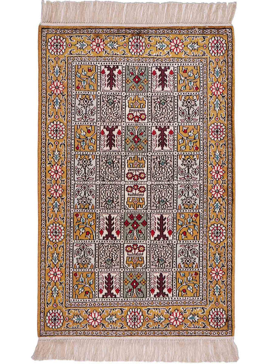 Feiner, handgeknüpfter, chinesischer Orientteppich mit Ghom Design aus Kunstseide, braun, oliv. 92x64 cm. Verkauf durch Jupiter Intl.