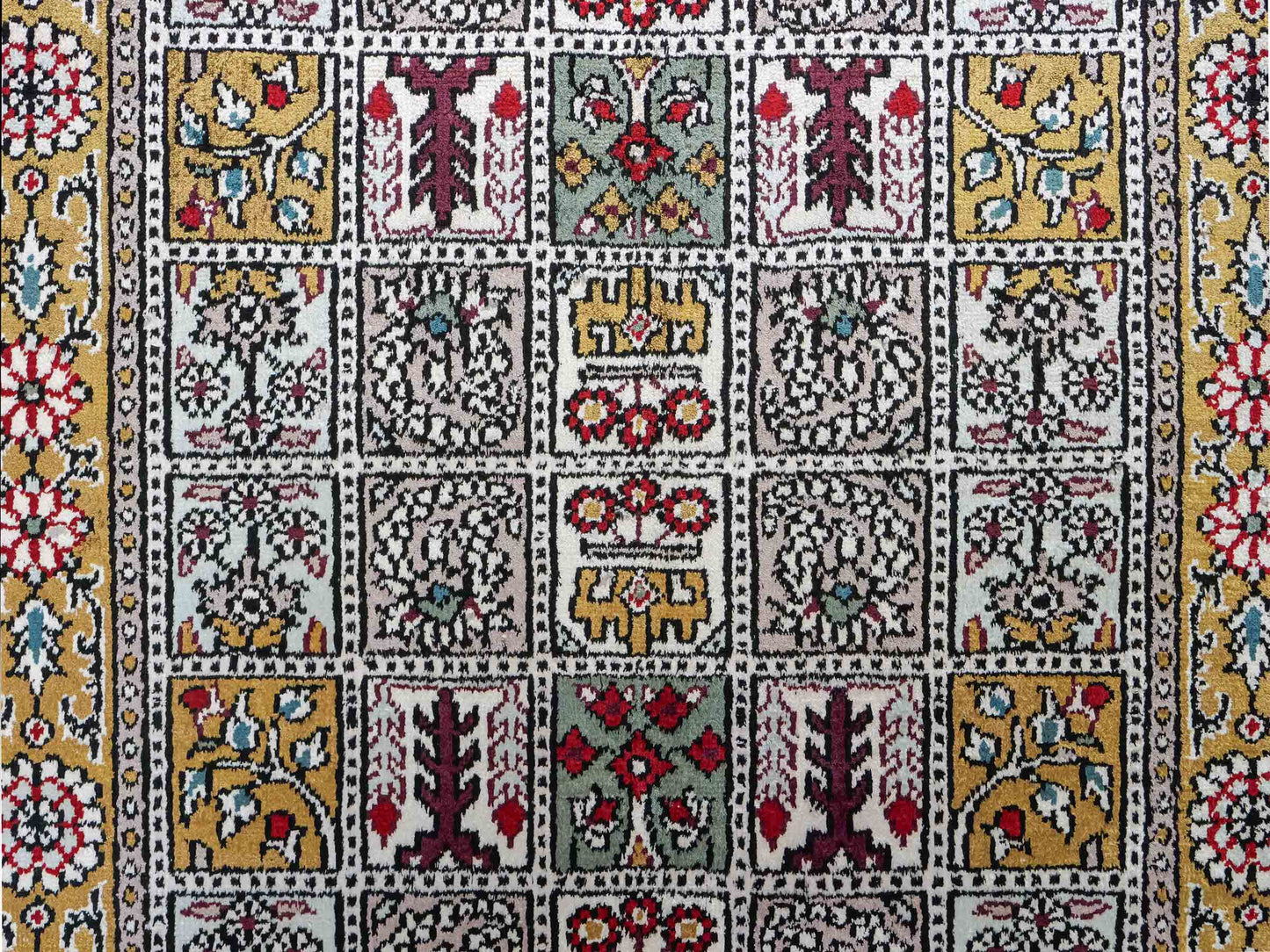 Feiner, handgeknüpfter, chinesischer Orientteppich mit Ghom Design aus Kunstseide, braun, oliv. 92x64 cm. Verkauf durch Jupiter Intl.