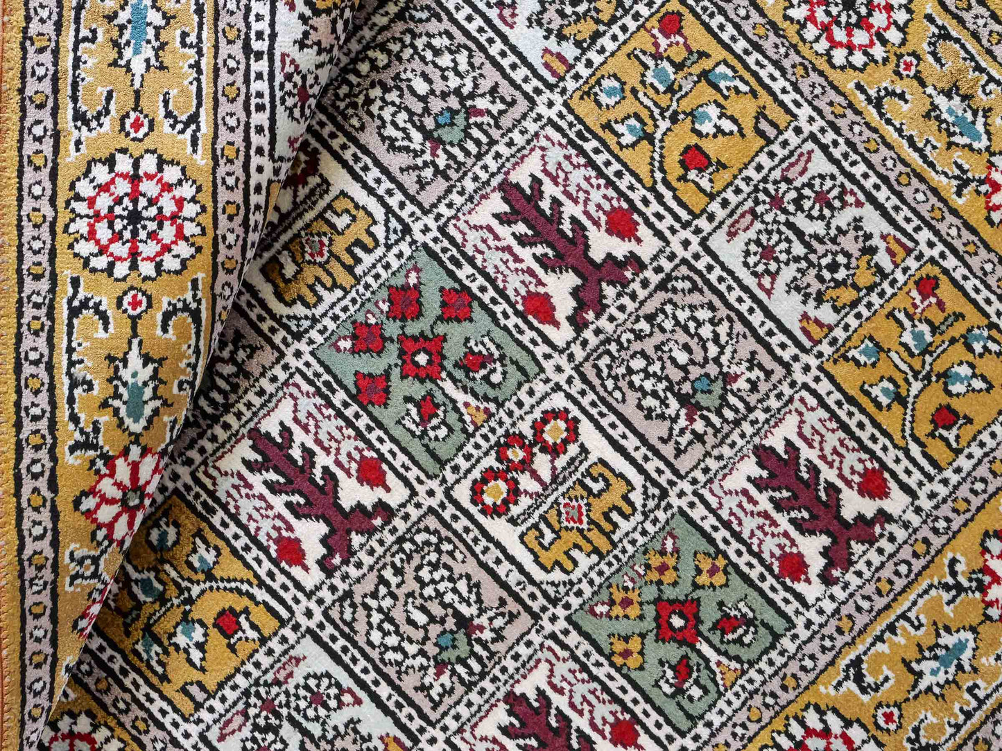 Feiner, handgeknüpfter, chinesischer Orientteppich mit Ghom Design aus Kunstseide, braun, oliv. 92x64 cm. Verkauf durch Jupiter Intl.