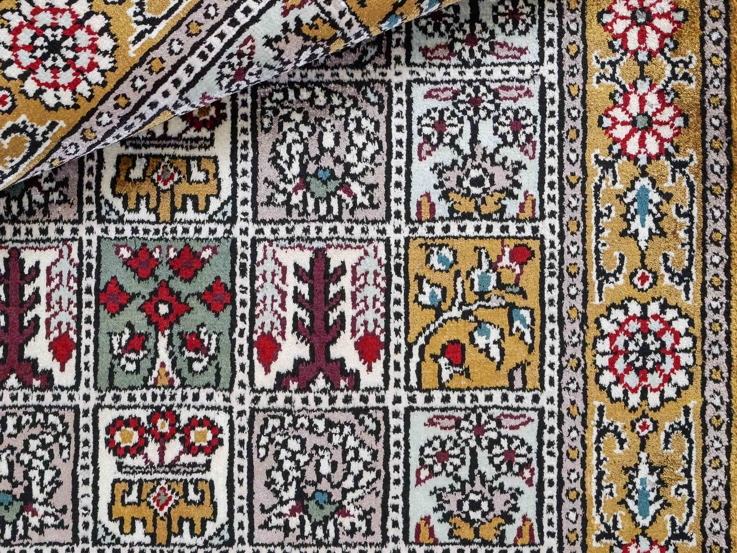 Feiner, handgeknüpfter, chinesischer Orientteppich mit Ghom Design aus Kunstseide, braun, oliv. 92x64 cm. Verkauf durch Jupiter Intl.