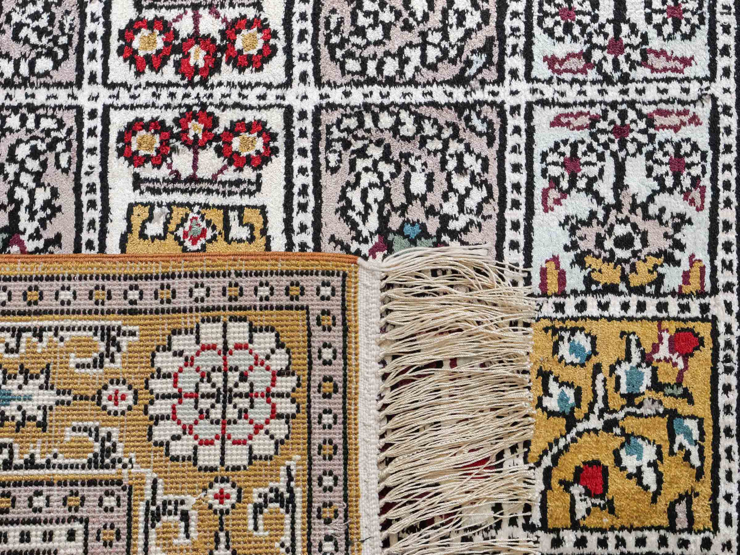 Feiner, handgeknüpfter, chinesischer Orientteppich mit Ghom Design aus Kunstseide, braun, oliv. 92x64 cm. Verkauf durch Jupiter Intl.