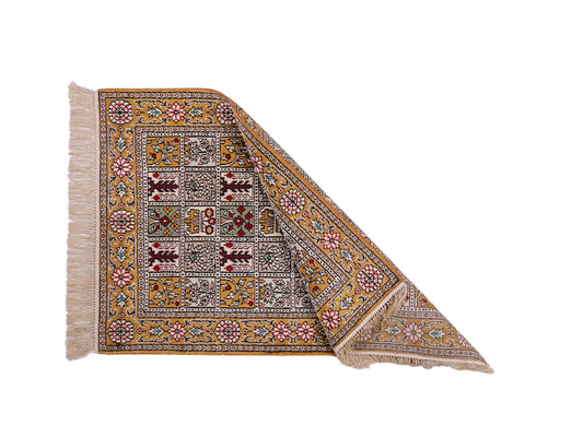 Feiner, handgeknüpfter, chinesischer Orientteppich mit Ghom Design aus Kunstseide, braun, oliv. 92x64 cm. Verkauf durch Jupiter Intl.