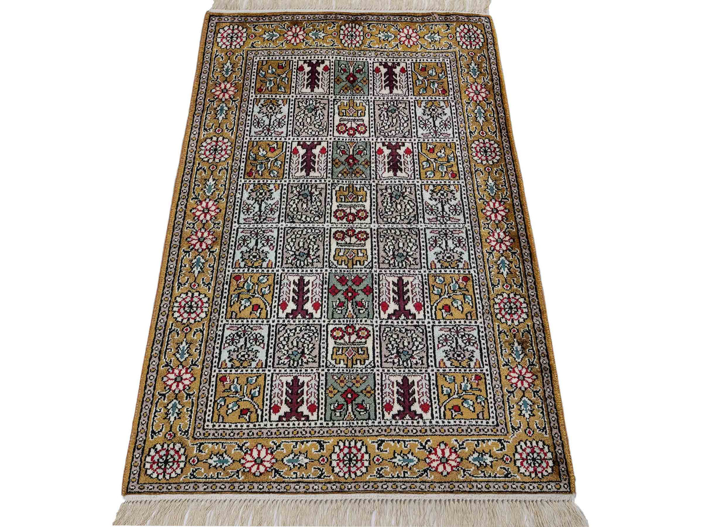 Feiner, handgeknüpfter, chinesischer Orientteppich mit Ghom Design aus Kunstseide, braun, oliv. 92x64 cm. Verkauf durch Jupiter Intl.