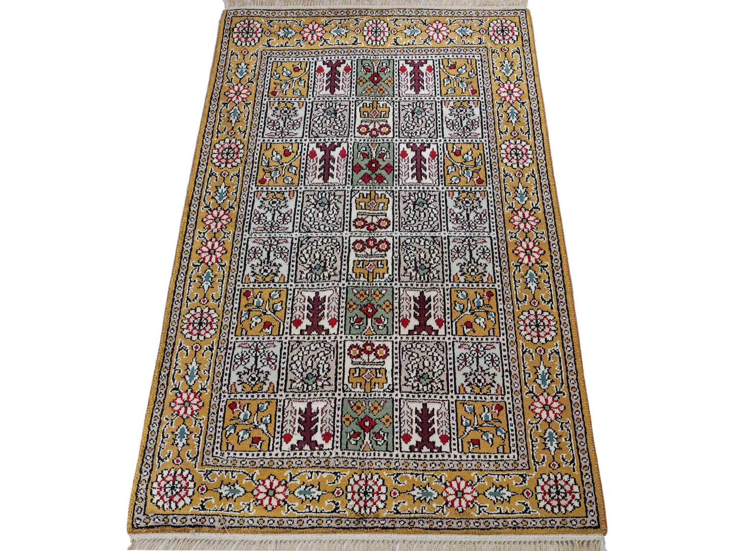 Feiner, handgeknüpfter, chinesischer Orientteppich mit Ghom Design aus Kunstseide, braun, oliv. 92x64 cm. Verkauf durch Jupiter Intl.