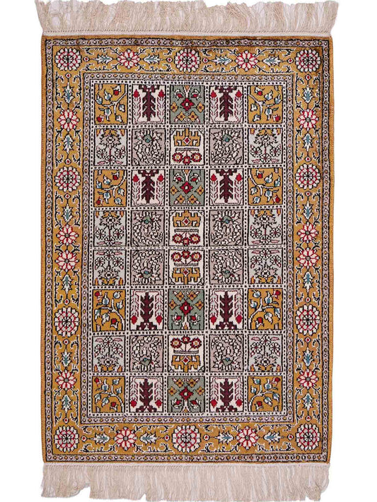 Feiner, handgeknüpfter, chinesischer Orientteppich mit Ghom Design aus Kunstseide, braun, oliv. 93x63 cm. Verkauf durch Jupiter Intl.