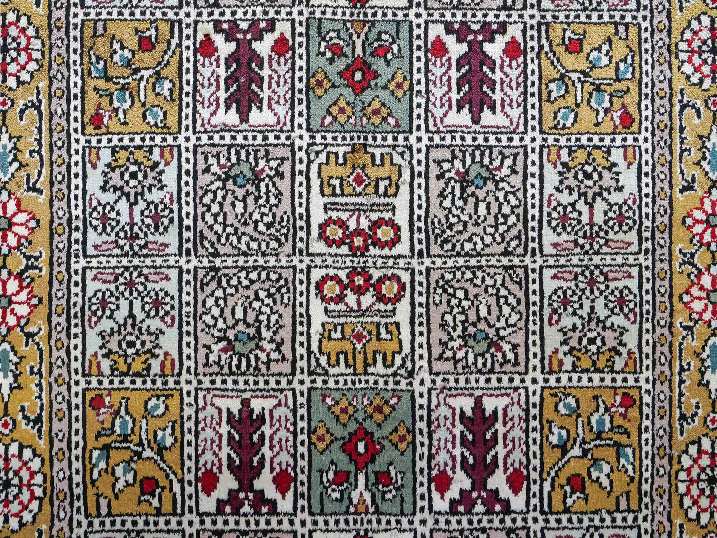 Feiner, handgeknüpfter, chinesischer Orientteppich mit Ghom Design aus Kunstseide, braun, oliv. 93x63 cm. Verkauf durch Jupiter Intl.