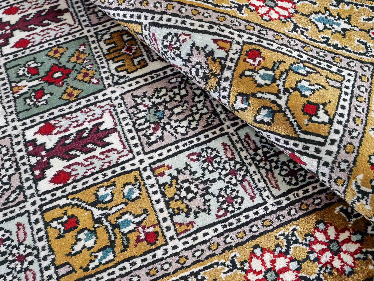 Feiner, handgeknüpfter, chinesischer Orientteppich mit Ghom Design aus Kunstseide, braun, oliv. 93x63 cm. Verkauf durch Jupiter Intl.