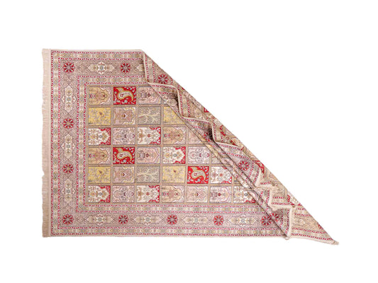 Feiner, handgeknüpfter, chinesischer Hereke Orientteppich aus gesponnener Seide mit Feldmuster von Khademi, creme, weiß, multicolor. 258x183 cm. Verkauf durch Jupiter Intl.