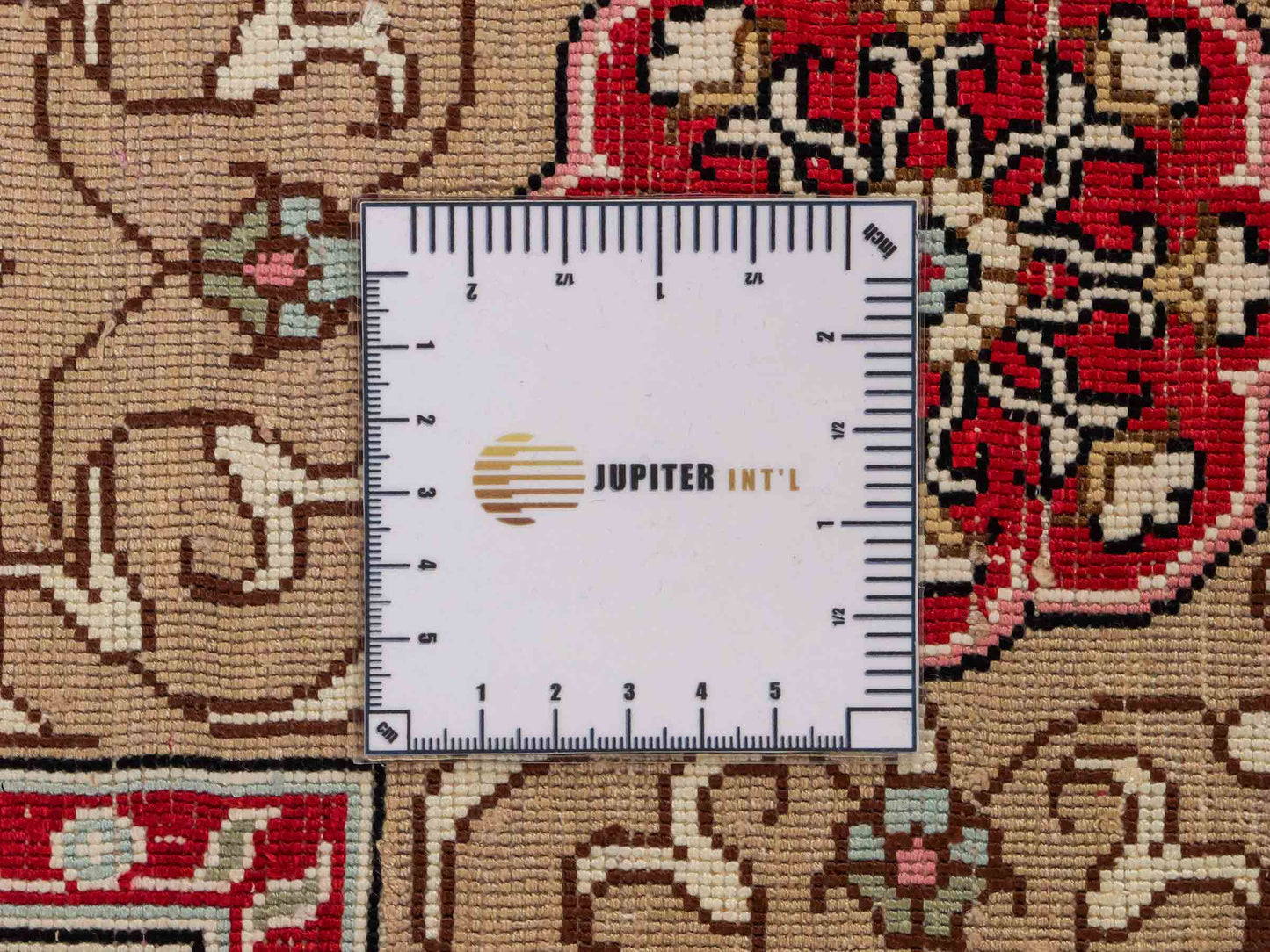 Feiner, handgeknüpfter, chinesischer Hereke Orientteppich aus gesponnener Seide mit Feldmuster von Khademi, creme, weiß, multicolor. 258x183 cm. Verkauf durch Jupiter Intl.