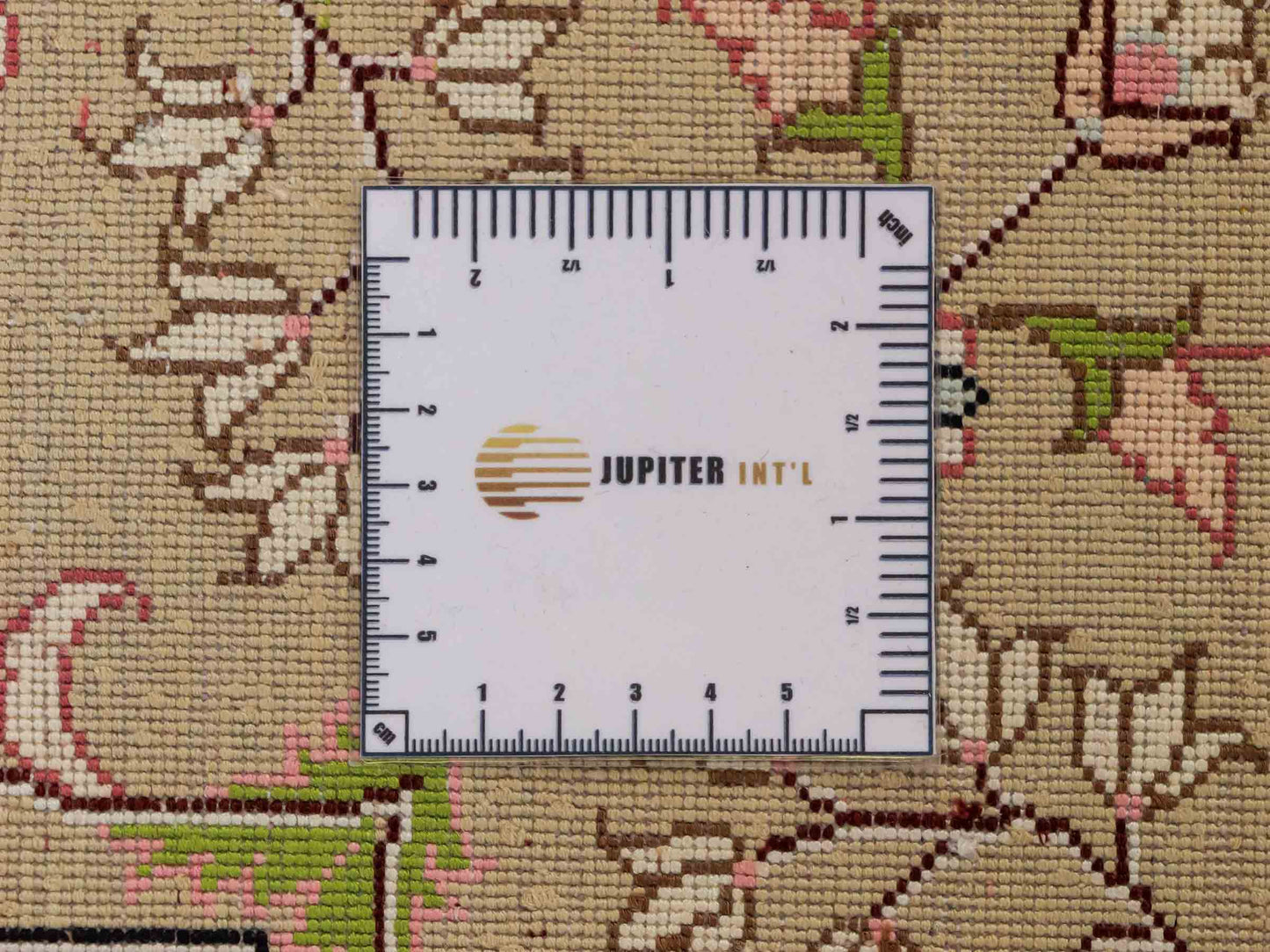 Sehr feiner, handgeknüpfter, chinesischer Hereke Orientteppich aus gesponnener Seide mit Feldmuster von Khademi, creme, weiß, multicolor. 263x183 cm. Verkauf durch Jupiter Intl.