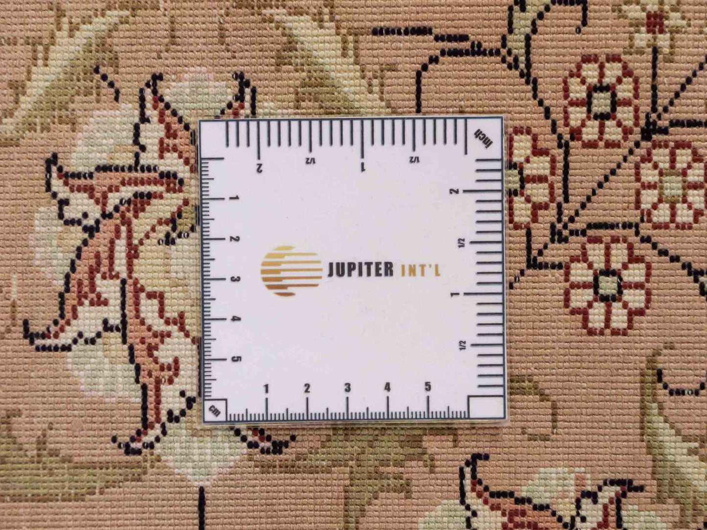 Sehr feiner, handgeknüpfter, chinesischer Hereke Orientteppich aus gesponnener Seide mit Feldmuster von Khademi, creme, weiß, multicolor. 263x187 cm. Verkauf durch Jupiter Intl.