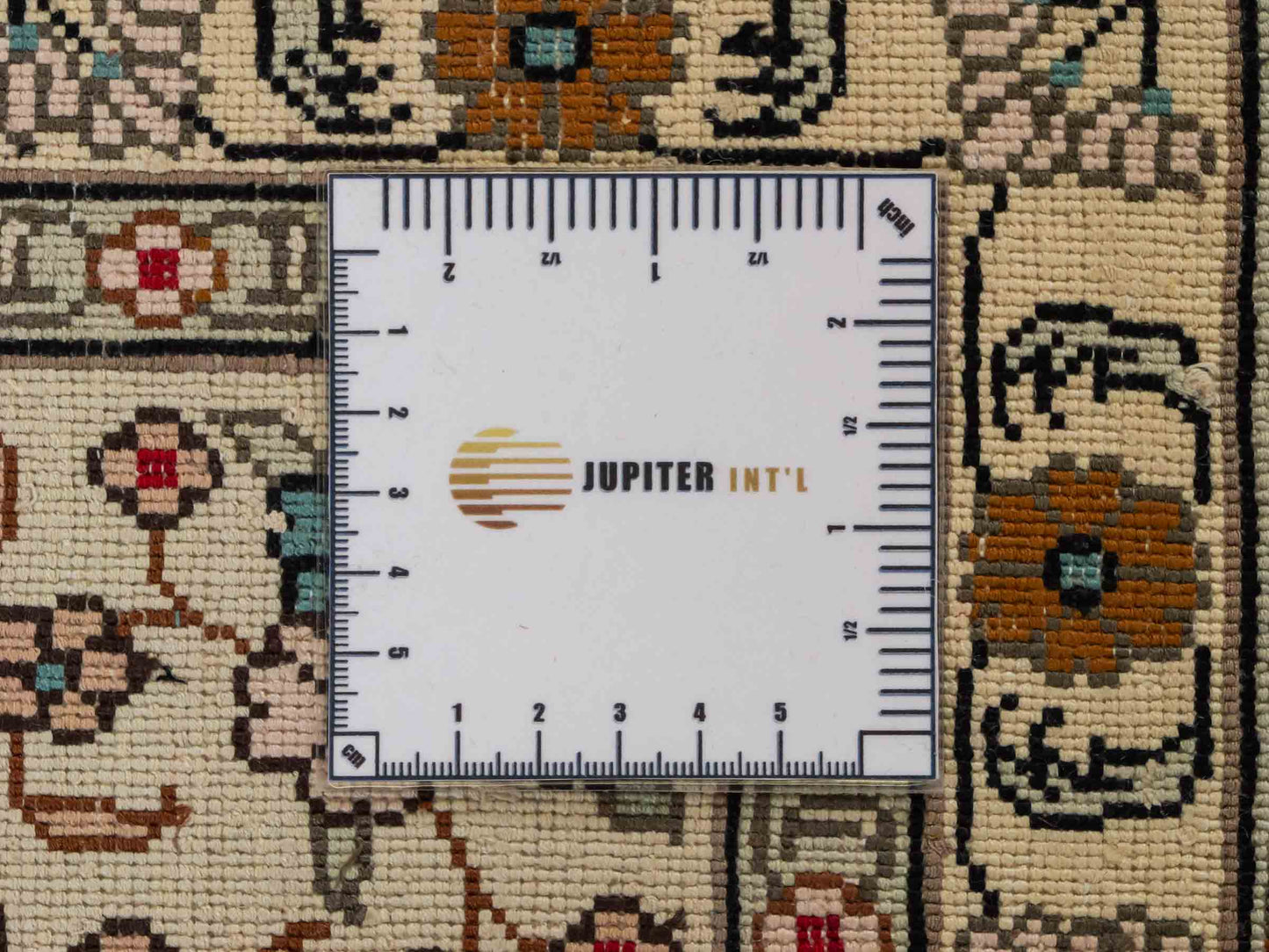 Feiner, handgeknüpfter, chinesischer Hereke Orientteppich aus gesponnener Seide mit Feldmuster von Khademi, creme, weiß. 271x183 cm. Verkauf durch Jupiter Intl.