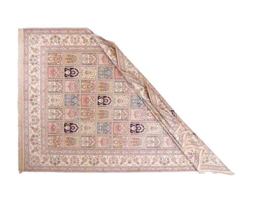 Feiner, handgeknüpfter, chinesischer Hereke Orientteppich aus gesponnener Seide mit Feldmuster von Khademi, creme, weiß, multicolor. 272x184 cm. Verkauf durch Jupiter Intl.