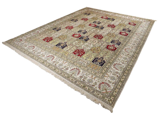 Feiner, handgeknüpfter, chinesischer Hereke Orientteppich aus gesponnener Seide mit Feldmuster von Khademi, creme, weiß, rot, blau. 363x277 cm. Verkauf durch Jupiter Intl.