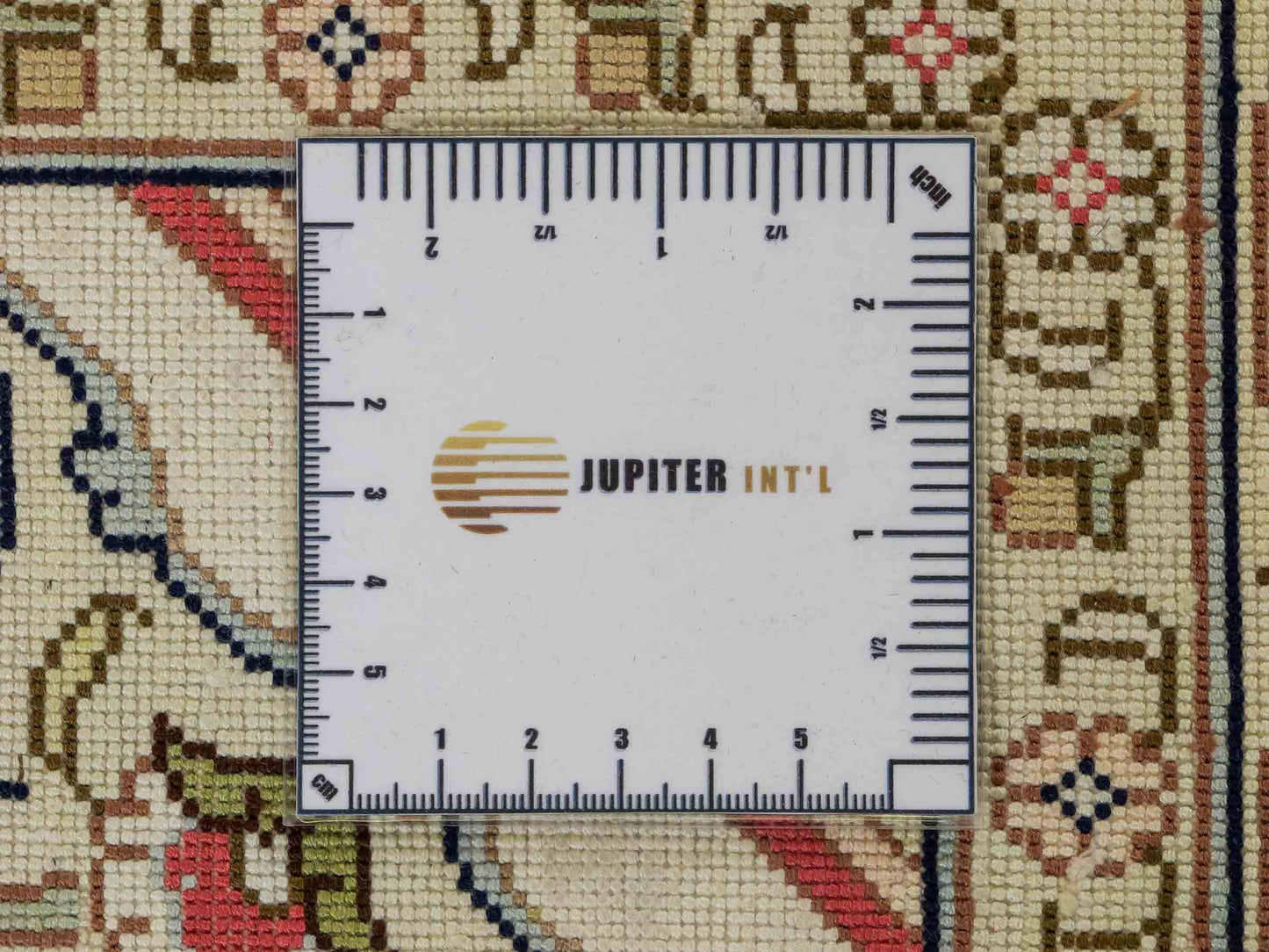 Feiner, handgeknüpfter, chinesischer Hereke Orientteppich aus gesponnener Seide mit Feldmuster von Khademi, creme, weiß, rot, blau. 363x277 cm. Verkauf durch Jupiter Intl.