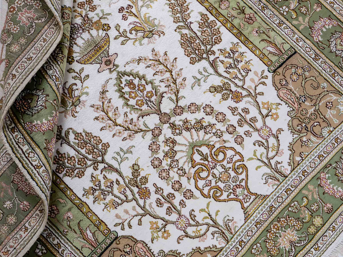 Feiner, handgeknüpfter, chinesischer Orientteppich mit Hereke Design aus Kunstseide, grün, creme, weiß. 181x123 cm. Verkauf durch Jupiter Intl.